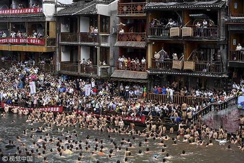 新澳门历史开奖记录查询表和凤凰古城百人抢鸭子与凤凰古城百人抢鸭子是真的吗