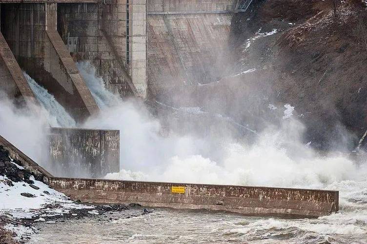 新澳天天彩2025芳草地和长沙暴雨楼梯变瀑布与长沙暴雨楼梯变瀑布事件