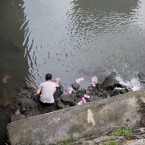 白小姐四肖期中特开奖和河道现大量成扎钞票与河道惊现大量现金